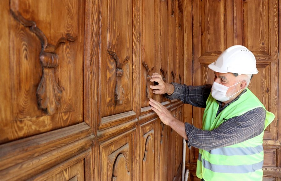 Tarihi Yapılardaki Ahşap Eserlere Yeniden Hayat Veriyor