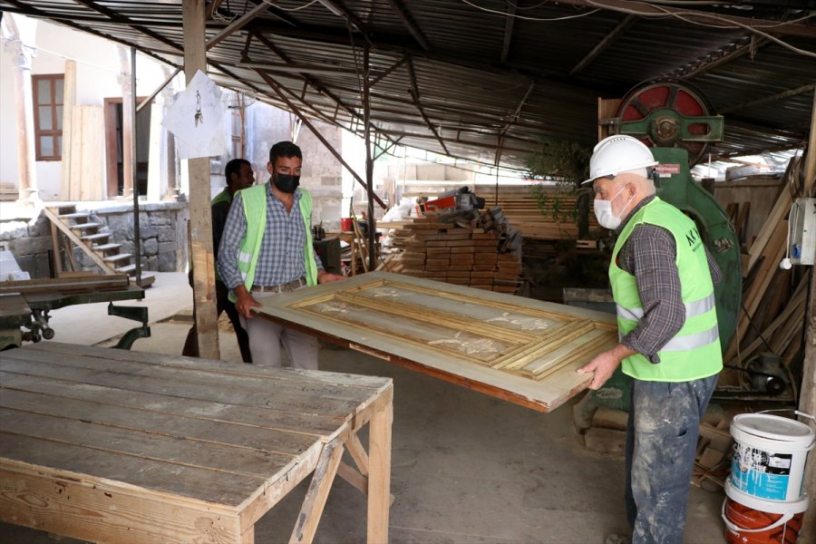 Tarihi Yapılardaki Ahşap Eserlere Yeniden Hayat Veriyor