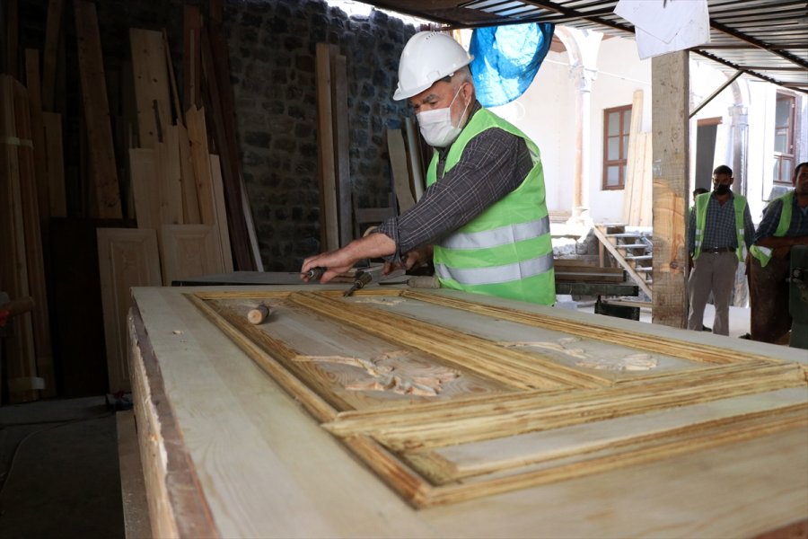 Tarihi Yapılardaki Ahşap Eserlere Yeniden Hayat Veriyor