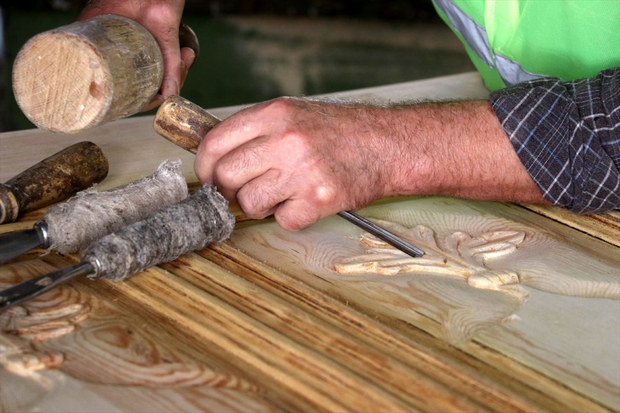 Tarihi Yapılardaki Ahşap Eserlere Yeniden Hayat Veriyor