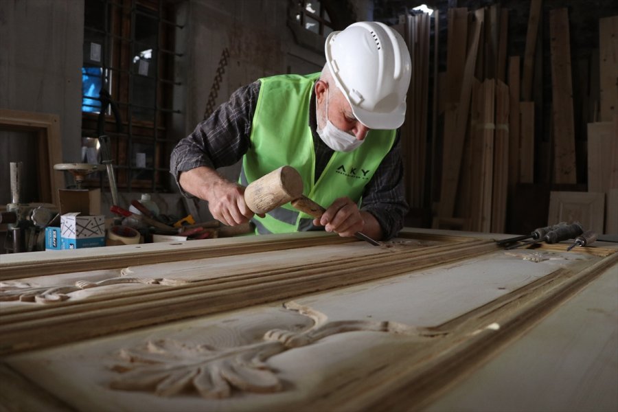 Tarihi Yapılardaki Ahşap Eserlere Yeniden Hayat Veriyor