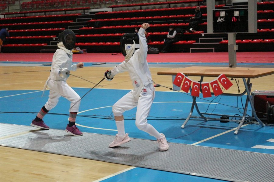 Eskrimde 10-12-14 Yaş Altı Epe Açık Turnuvası, Konya'da Sona Erdi