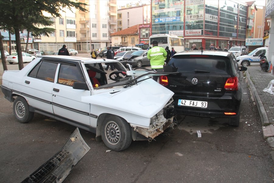 Konya'da İşçi Servis Midibüsü 8 Araca Çarptı: 3 Yaralı