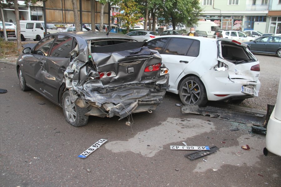 Konya'da İşçi Servis Midibüsü 8 Araca Çarptı: 3 Yaralı