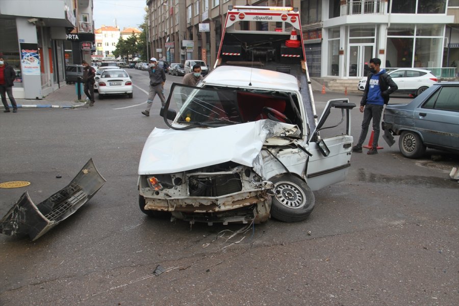 Konya'da İşçi Servis Midibüsü 8 Araca Çarptı: 3 Yaralı