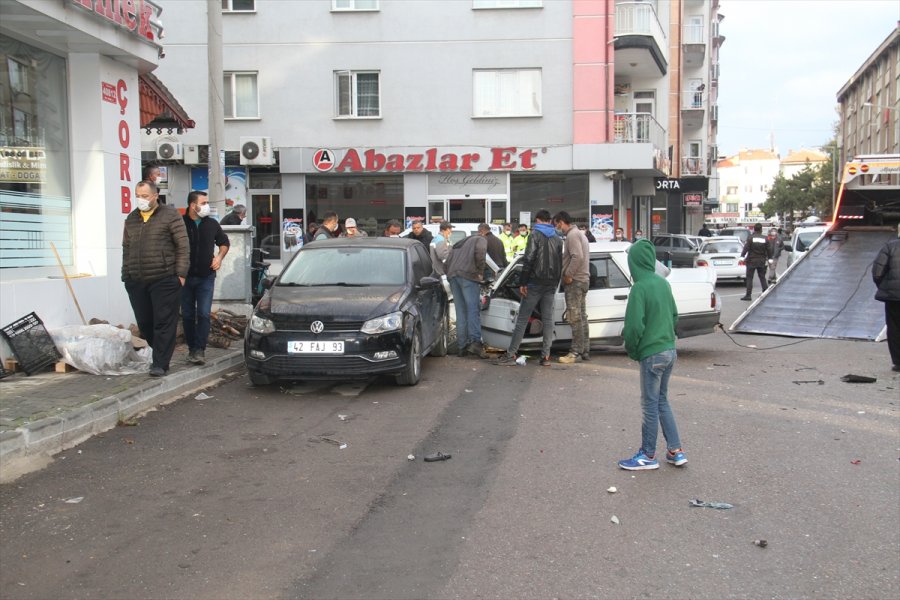 Konya'da İşçi Servis Midibüsü 8 Araca Çarptı: 3 Yaralı