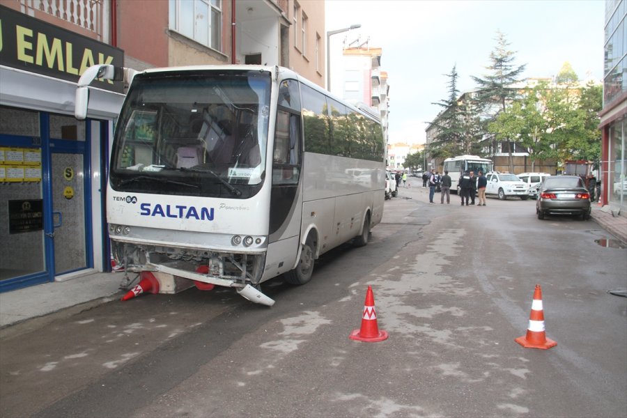 Konya'da İşçi Servis Midibüsü 8 Araca Çarptı: 3 Yaralı
