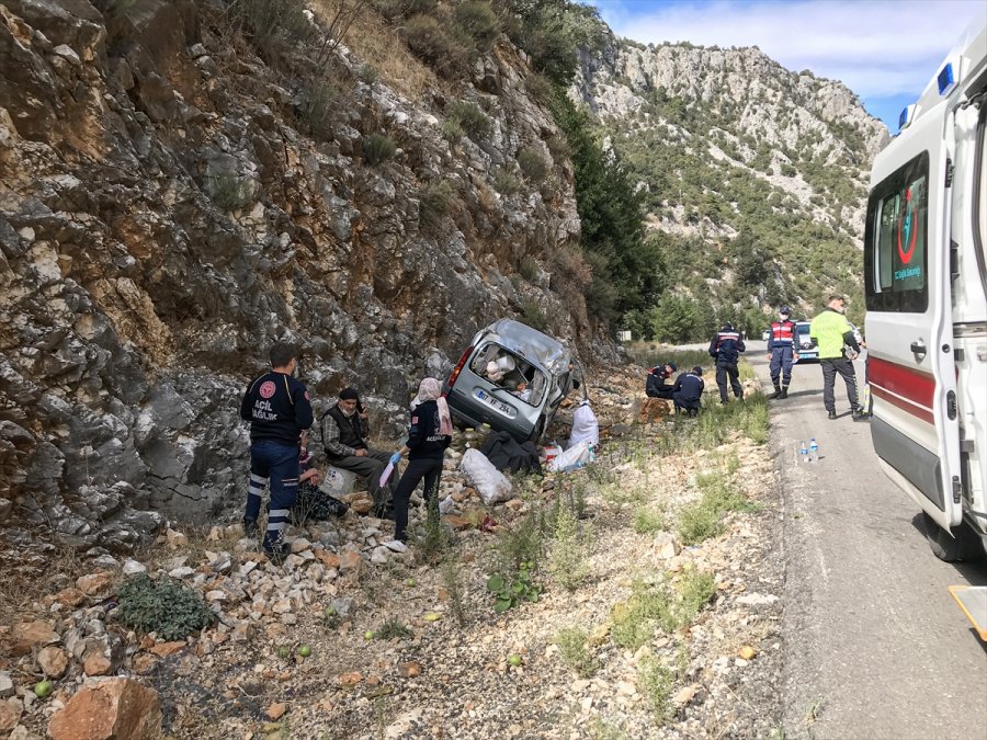 Trafik Kazasında Yola Dökülen Elma Ve Domatesleri Jandarma Ekipleri Topladı