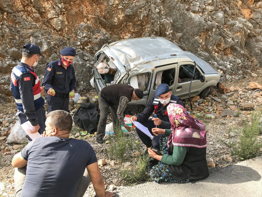 Trafik Kazasında Yola Dökülen Elma Ve Domatesleri Jandarma Ekipleri Topladı