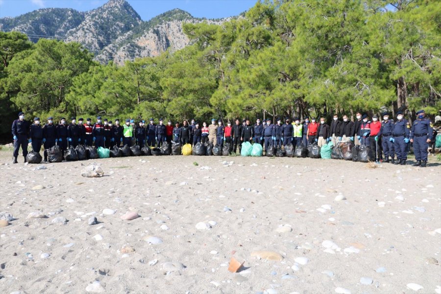 Ziyaretçiye Kapalı Plajda 240 Torba Çöp Toplandı