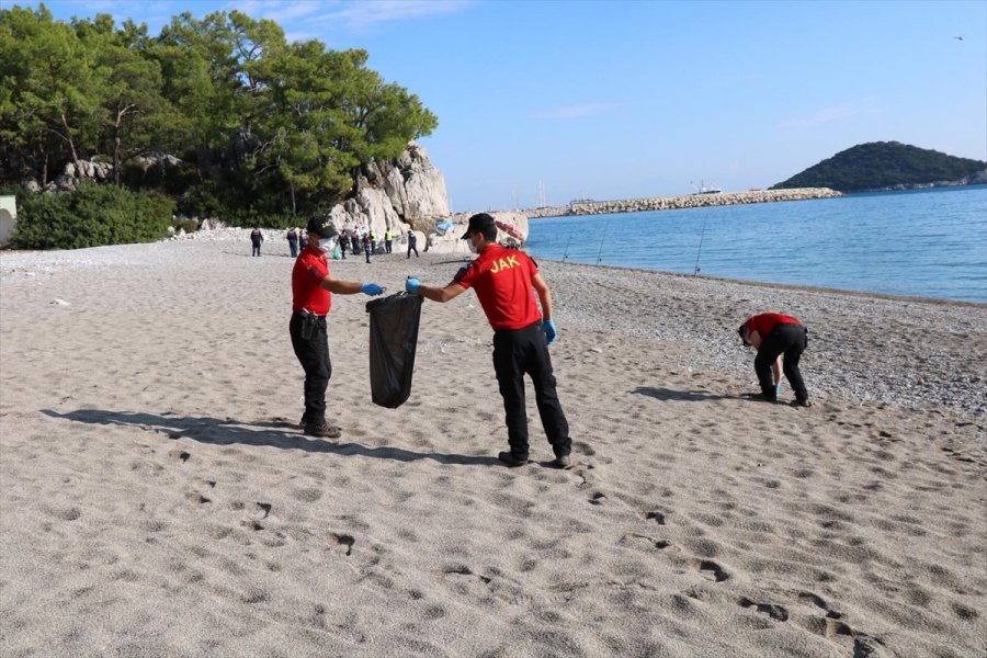 Ziyaretçiye Kapalı Plajda 240 Torba Çöp Toplandı