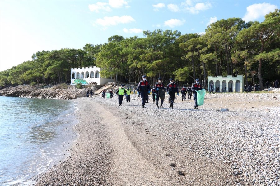 Ziyaretçiye Kapalı Plajda 240 Torba Çöp Toplandı