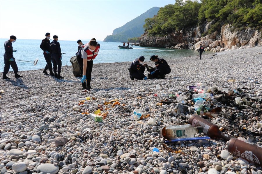Ziyaretçiye Kapalı Plajda 240 Torba Çöp Toplandı