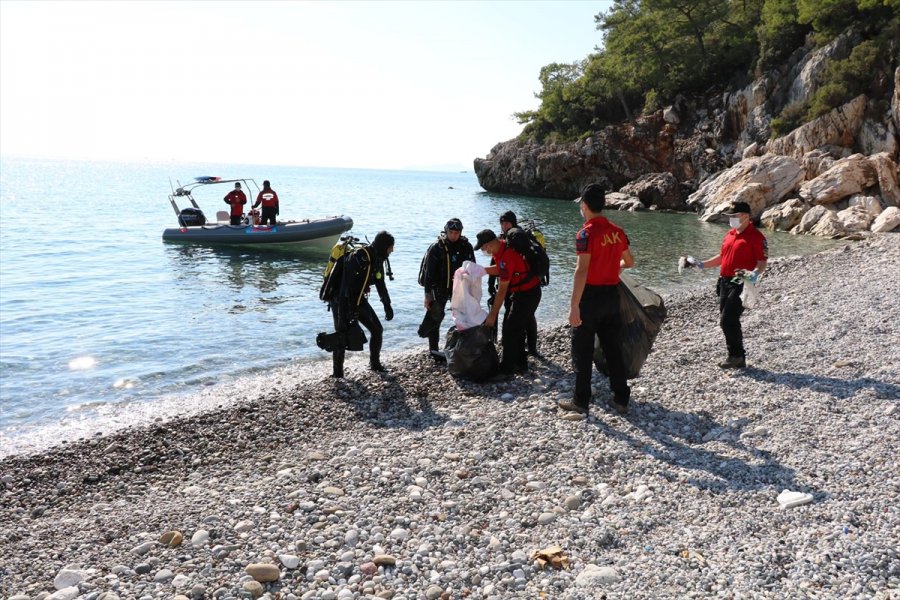 Ziyaretçiye Kapalı Plajda 240 Torba Çöp Toplandı