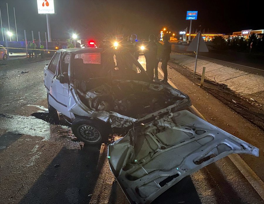 Aksaray'da İki Otomobil Çarpıştı: 1 Ölü, 1 Yaralı