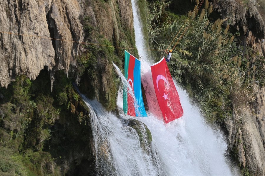 Antalya'da Dağcılar Şelaleye Türkiye Ve Azerbaycan Bayrakları Astı