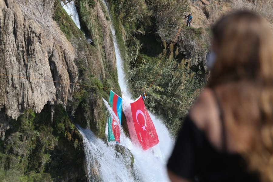 Antalya'da Dağcılar Şelaleye Türkiye Ve Azerbaycan Bayrakları Astı