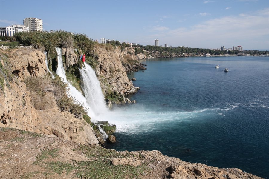 Antalya'da Dağcılar Şelaleye Türkiye Ve Azerbaycan Bayrakları Astı