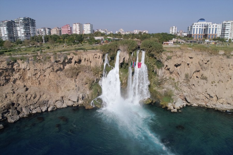 Antalya'da Dağcılar Şelaleye Türkiye Ve Azerbaycan Bayrakları Astı