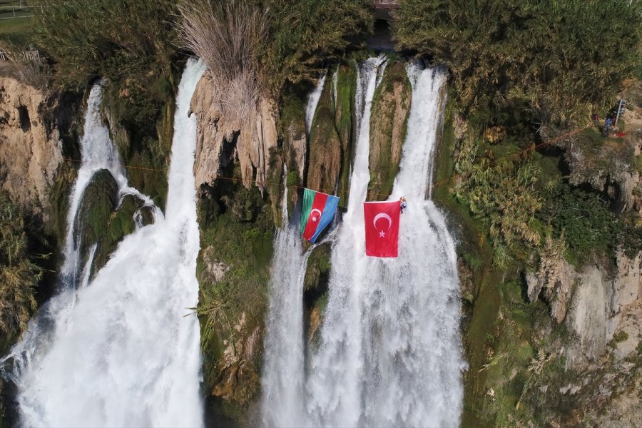 Antalya'da Dağcılar Şelaleye Türkiye Ve Azerbaycan Bayrakları Astı