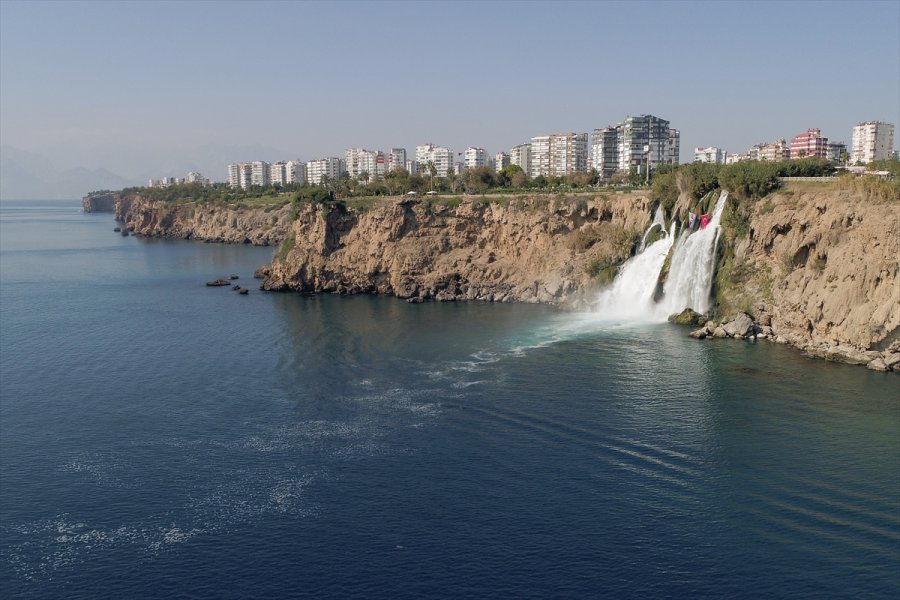 Antalya'da Dağcılar Şelaleye Türkiye Ve Azerbaycan Bayrakları Astı