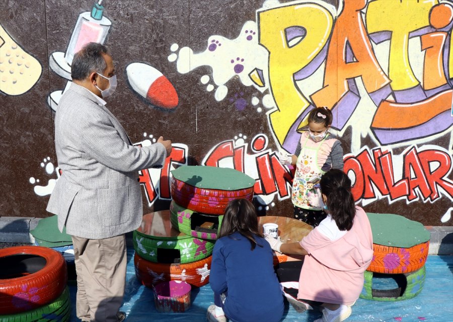 Kayseri'de Hurda Otomobil Lastiklerinden Kediler İçin Yuva Yaptılar