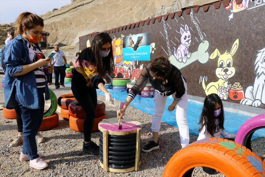 Kayseri'de Hurda Otomobil Lastiklerinden Kediler İçin Yuva Yaptılar