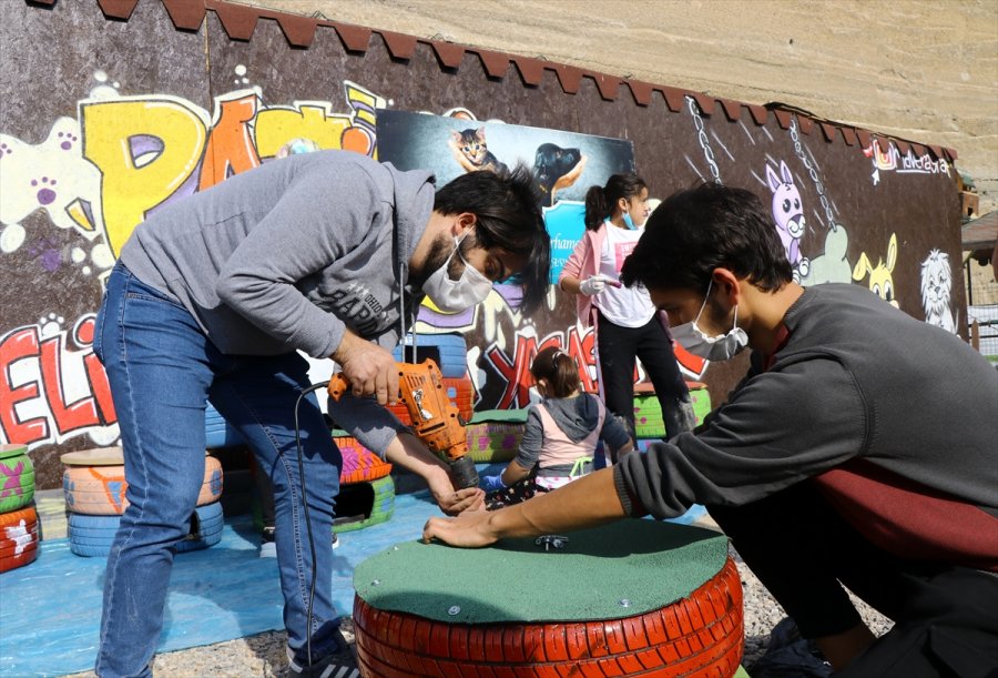 Kayseri'de Hurda Otomobil Lastiklerinden Kediler İçin Yuva Yaptılar