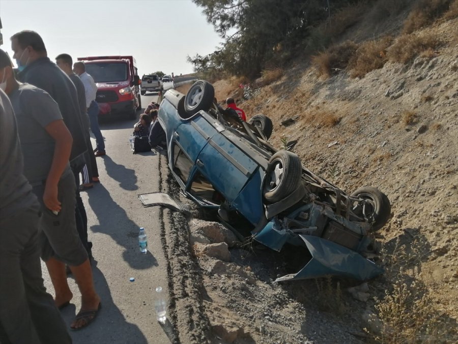 Mersin'de Devrilen Otomobildeki 6 Kişi Yaralandı