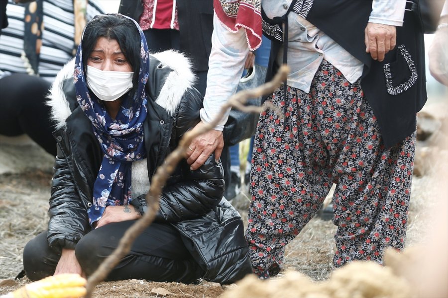 Ankara'da Bir Otelin 5'inci Katından Düşerek Ölen Genç Kızın Cenazesi Antalya'da Toprağa Verildi