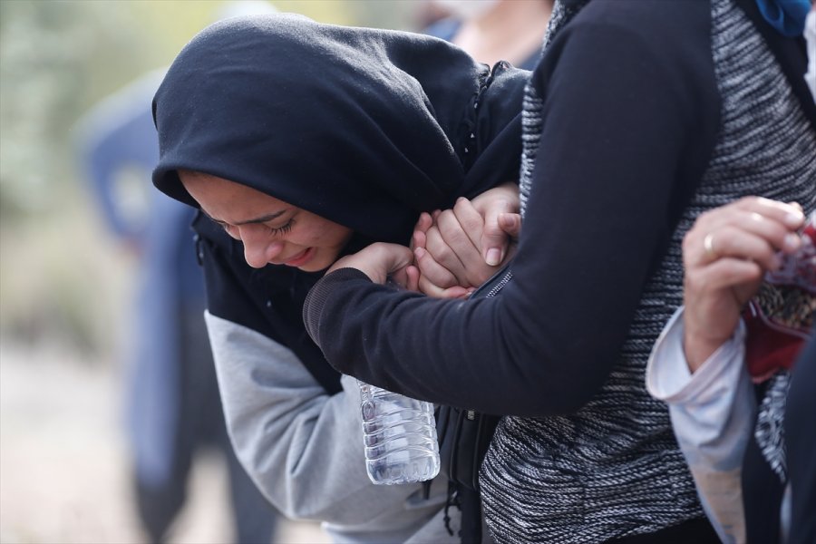 Ankara'da Bir Otelin 5'inci Katından Düşerek Ölen Genç Kızın Cenazesi Antalya'da Toprağa Verildi