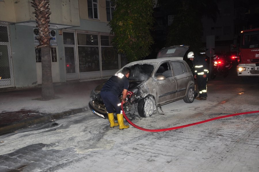 Antalya'da Seyir Halindeki Otomobilde Yangın Çıktı