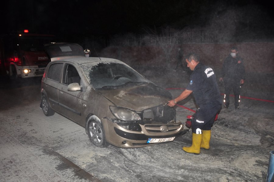 Antalya'da Seyir Halindeki Otomobilde Yangın Çıktı