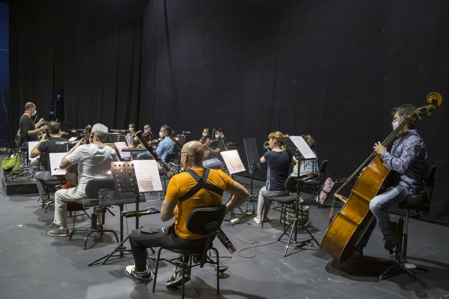 Antalya'da Orkestra Ve Bale Sanatçıları