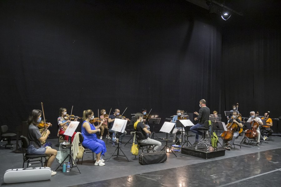 Antalya'da Orkestra Ve Bale Sanatçıları