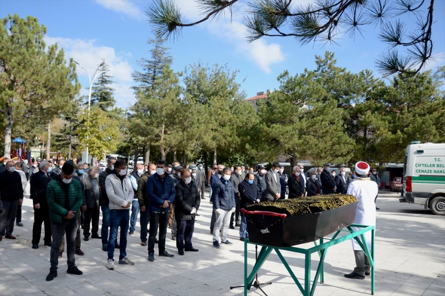 İzmir'deki Depremde Hayatını Kaybedenler Son Yolculuğuna Uğurlanıyor