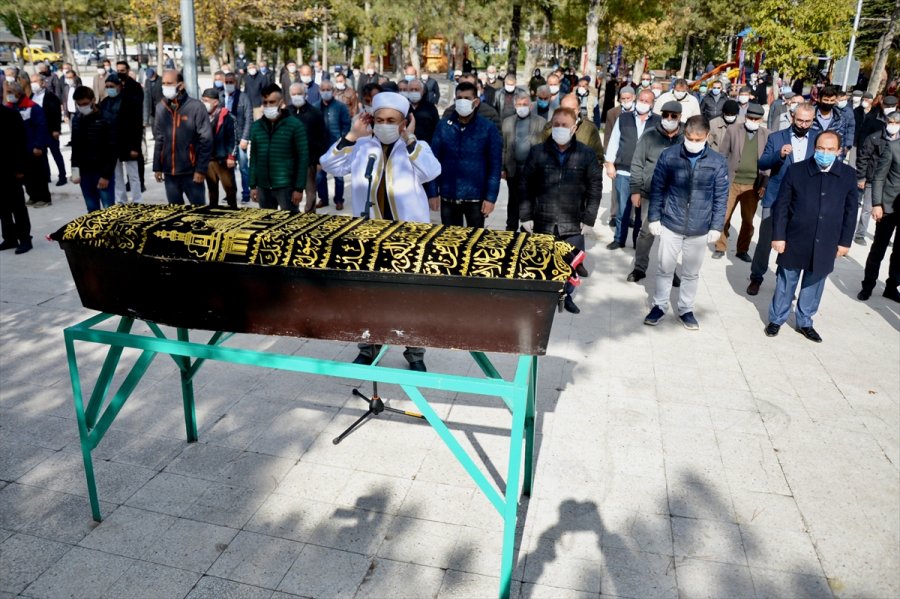 İzmir'deki Depremde Hayatını Kaybedenler Son Yolculuğuna Uğurlanıyor