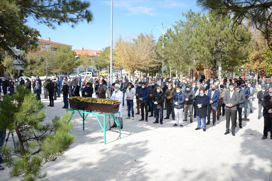 İzmir'deki Depremde Hayatını Kaybedenler Son Yolculuğuna Uğurlanıyor