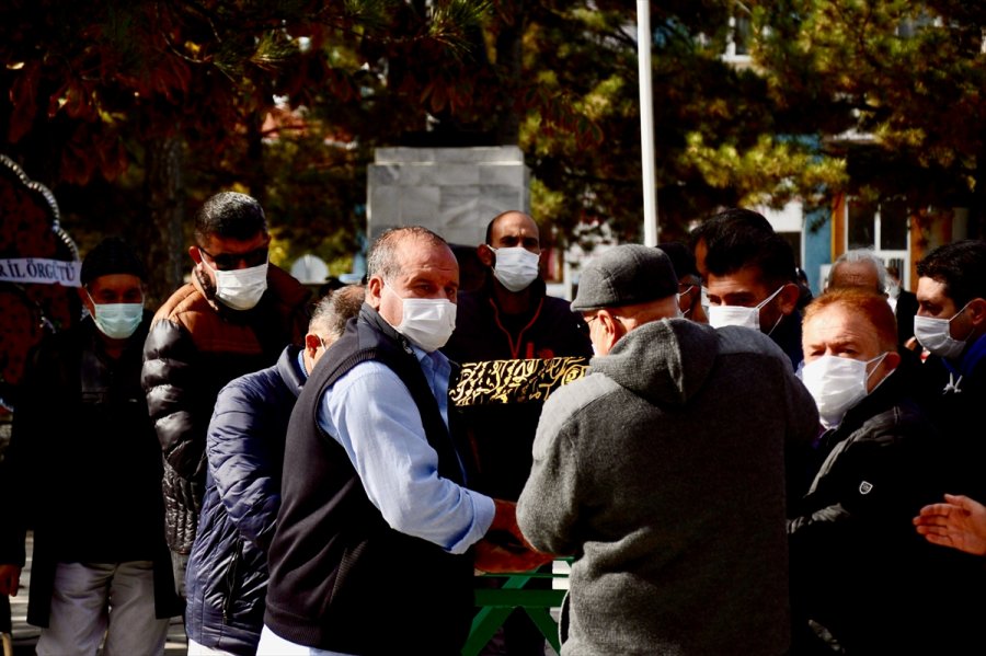 İzmir'deki Depremde Hayatını Kaybedenler Son Yolculuğuna Uğurlanıyor