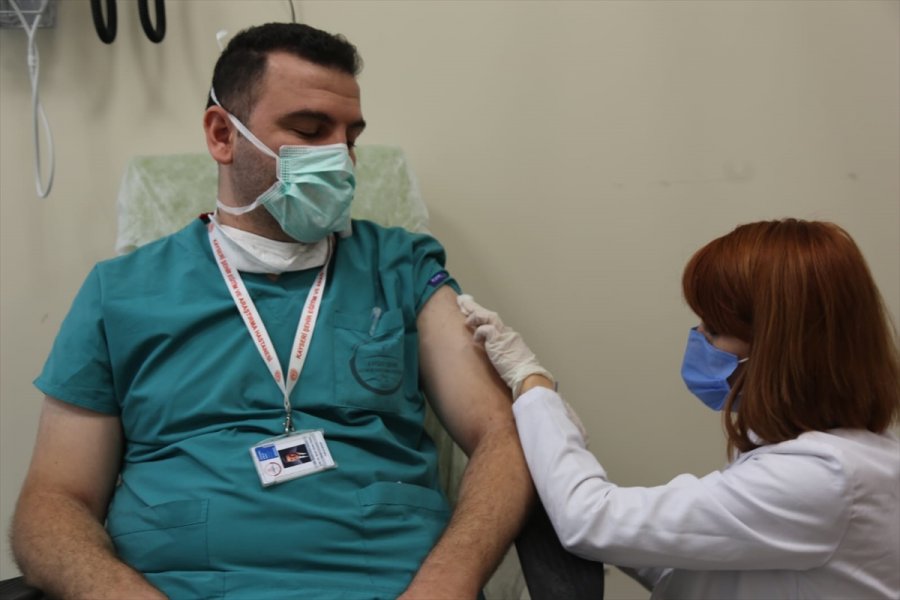 Kovid-19'a Karşı Geliştirilen Aşı Adayının İkinci Dozu Kayseri'de Gönüllülere Uygulandı