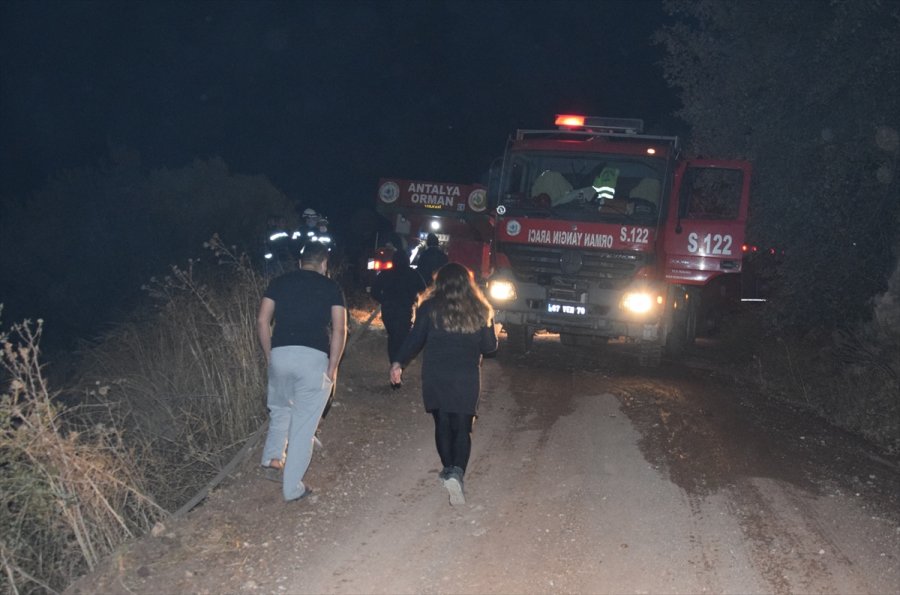 Antalya'da Orman Yangınında Bazı Seralar Ve Tarım Arazileri Zarar Gördü