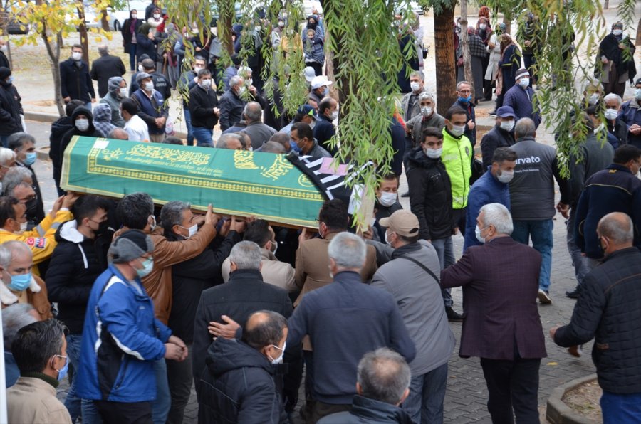 Bahçelievler'de Yanan Evde Cesedi Bulunan Kadının Cenazesi Toprağa Verildi