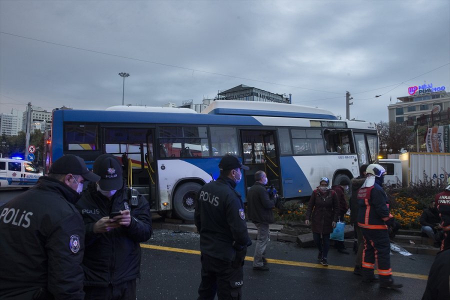 Başkentte İki Otobüsün Karıştığı Trafik Kazasında 17 Kişi Yaralandı