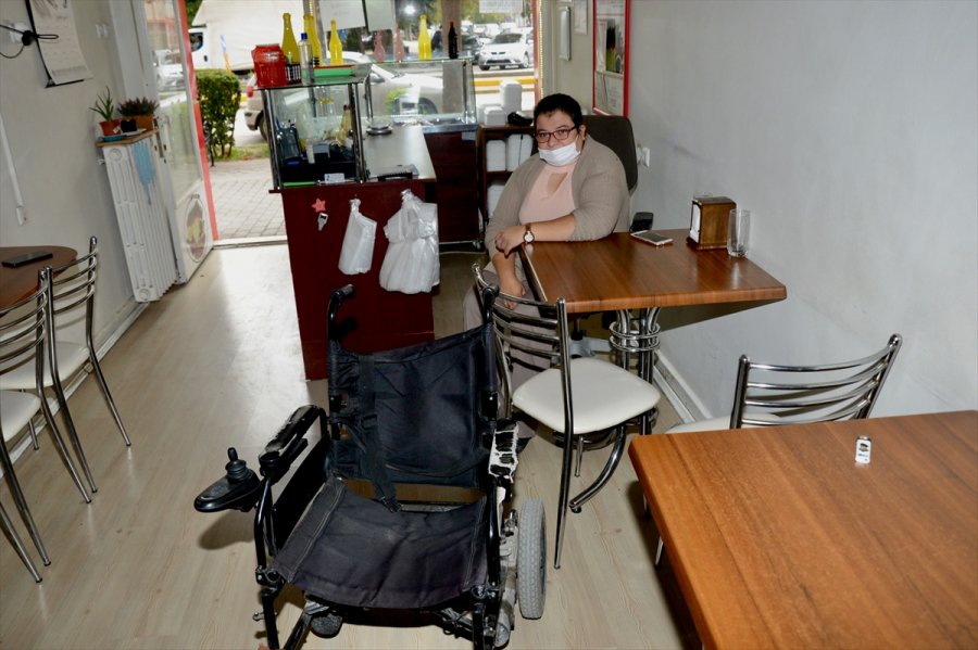 Eskişehir'de Engelli Kadının Tekerlekli Sandalyesinin Şarj Aletini Çaldığı İddia Edilen Zanlı Yakalandı