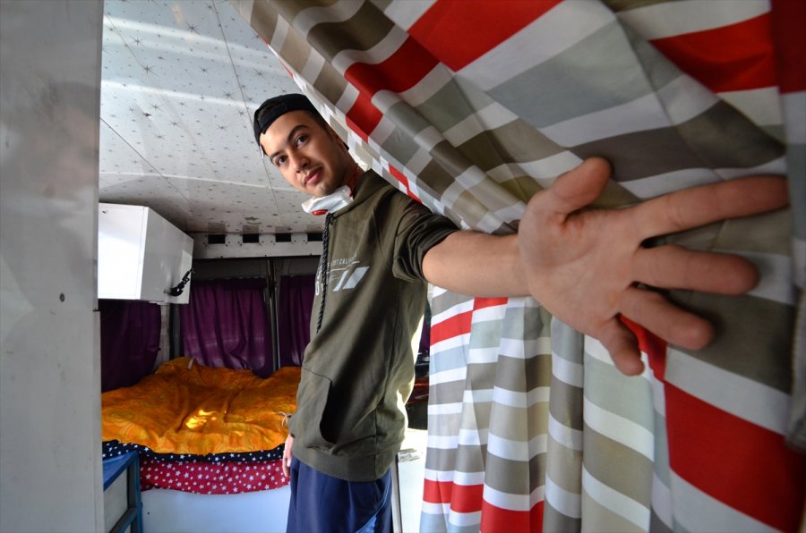 Fedakar Sağlık Çalışanı Yakınlarını Korumak İçin Hayatını Karavana Sığdırdı