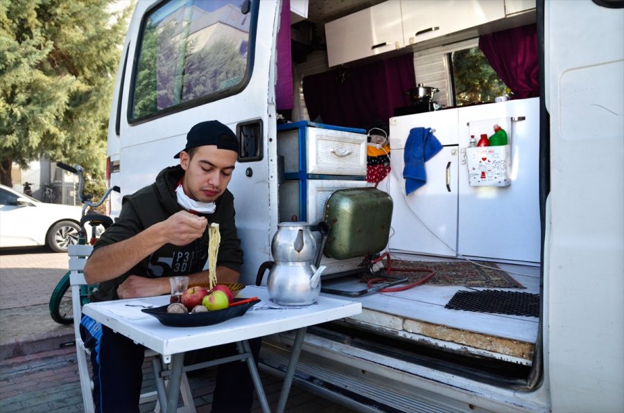 Fedakar Sağlık Çalışanı Yakınlarını Korumak İçin Hayatını Karavana Sığdırdı
