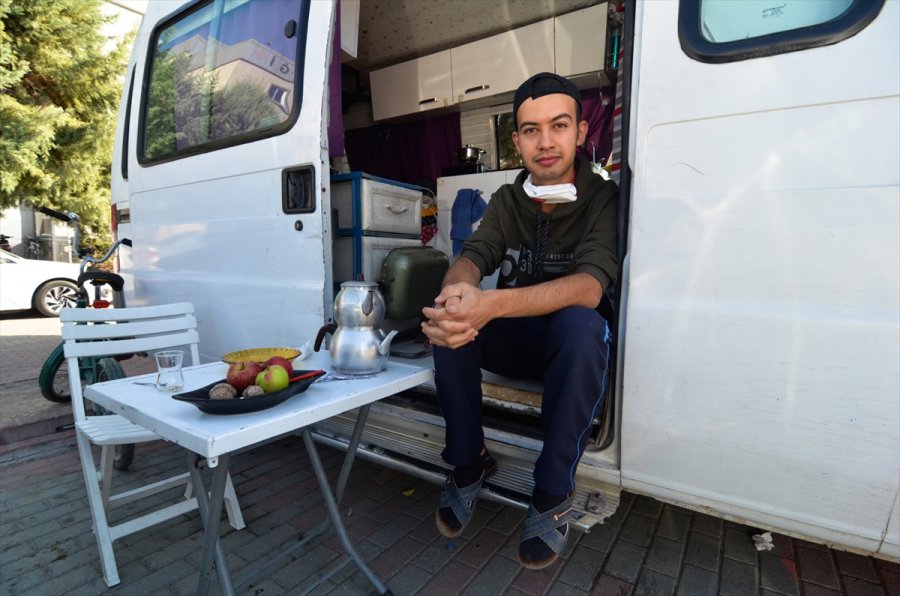 Fedakar Sağlık Çalışanı Yakınlarını Korumak İçin Hayatını Karavana Sığdırdı