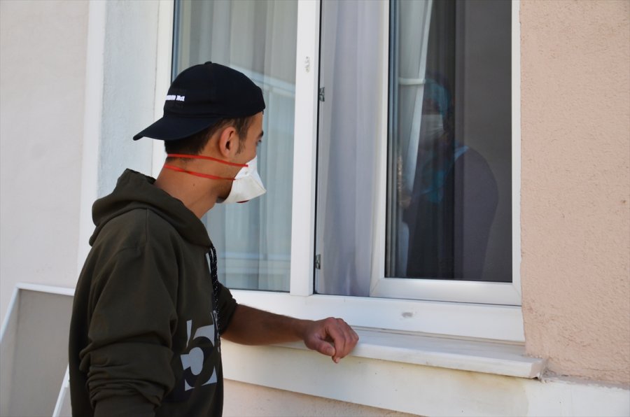 Fedakar Sağlık Çalışanı Yakınlarını Korumak İçin Hayatını Karavana Sığdırdı