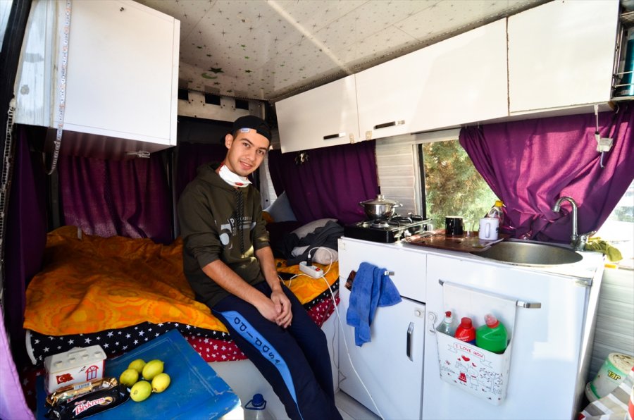 Fedakar Sağlık Çalışanı Yakınlarını Korumak İçin Hayatını Karavana Sığdırdı