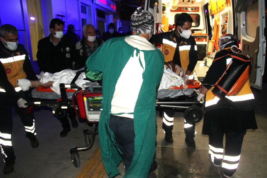 Konya'da Otomobil İle Kamyonet Çarpıştı: 6 Yaralı